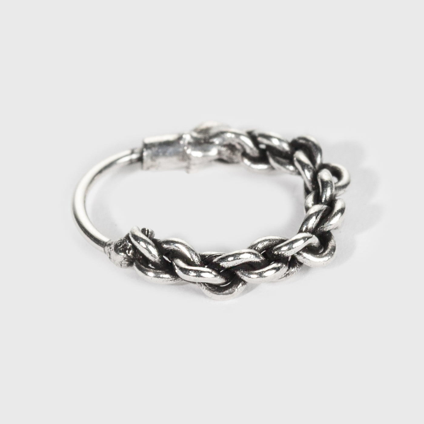 Näsring i silver, flätad design med oxiderad finish