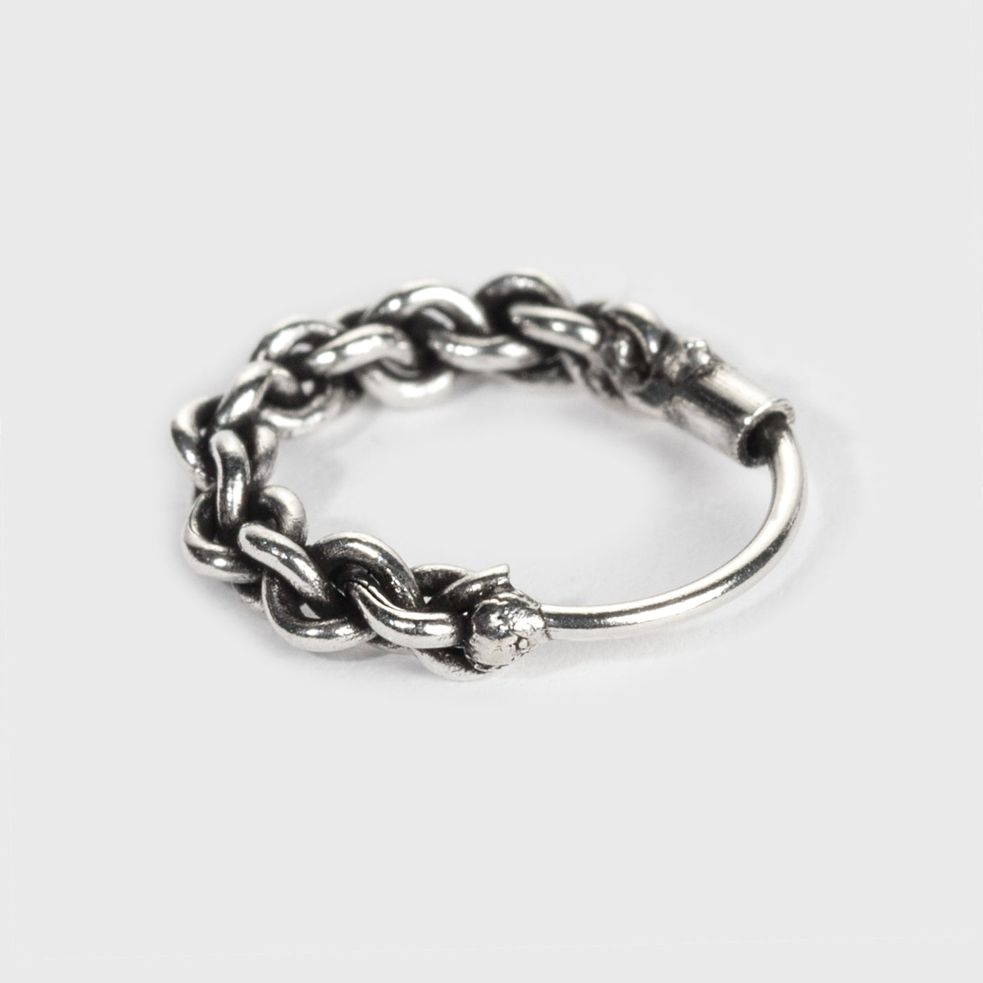 Näsring i silver, flätad design med oxiderad finish