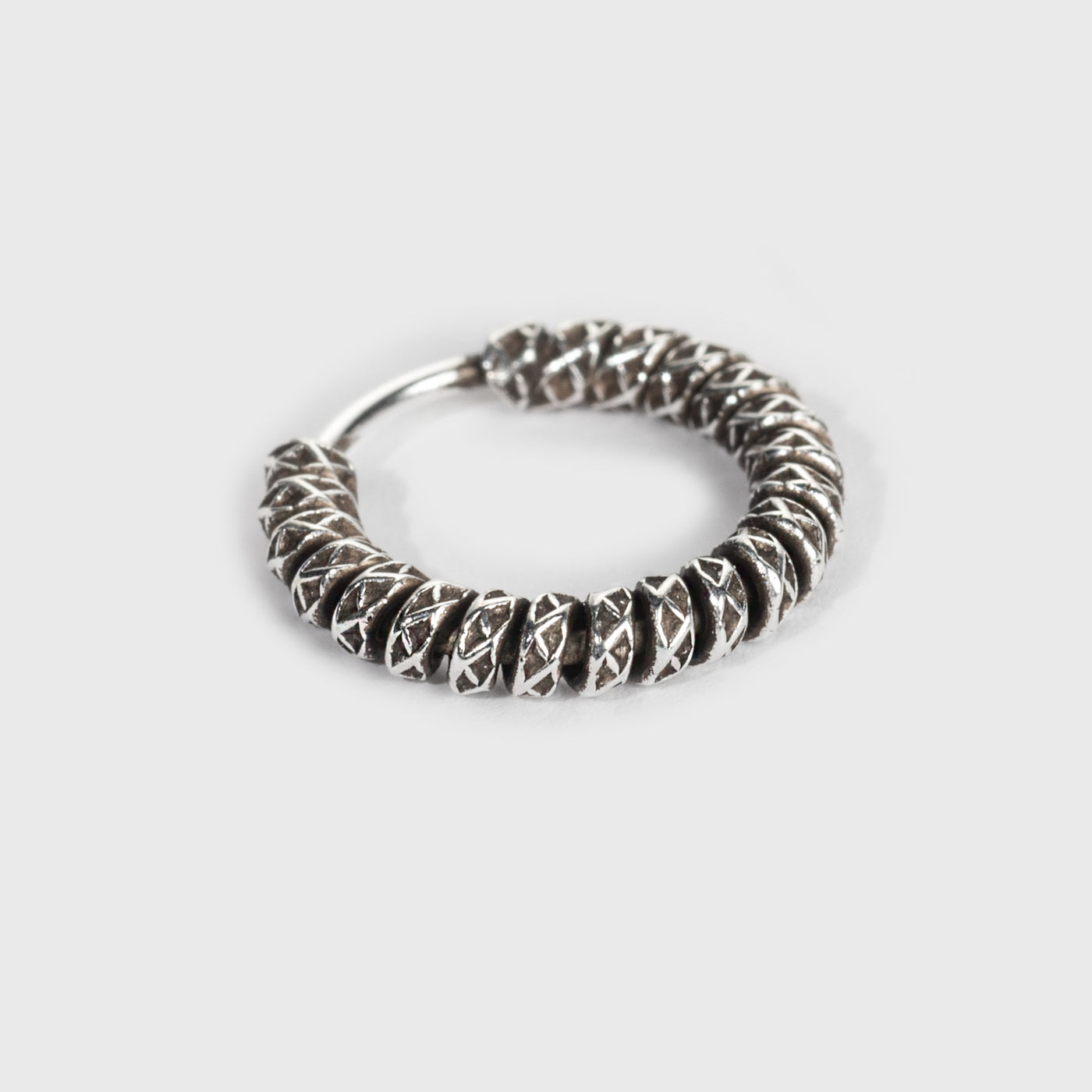 Näsring i silver, korsmönstrad med oxiderad yta