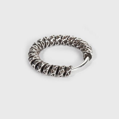 Näsring i silver, korsmönstrad med oxiderad yta
