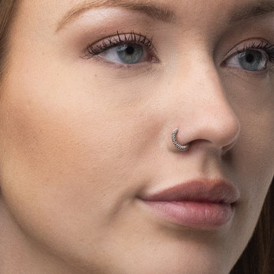 Näsring i silver, flätad med oxiderad yta