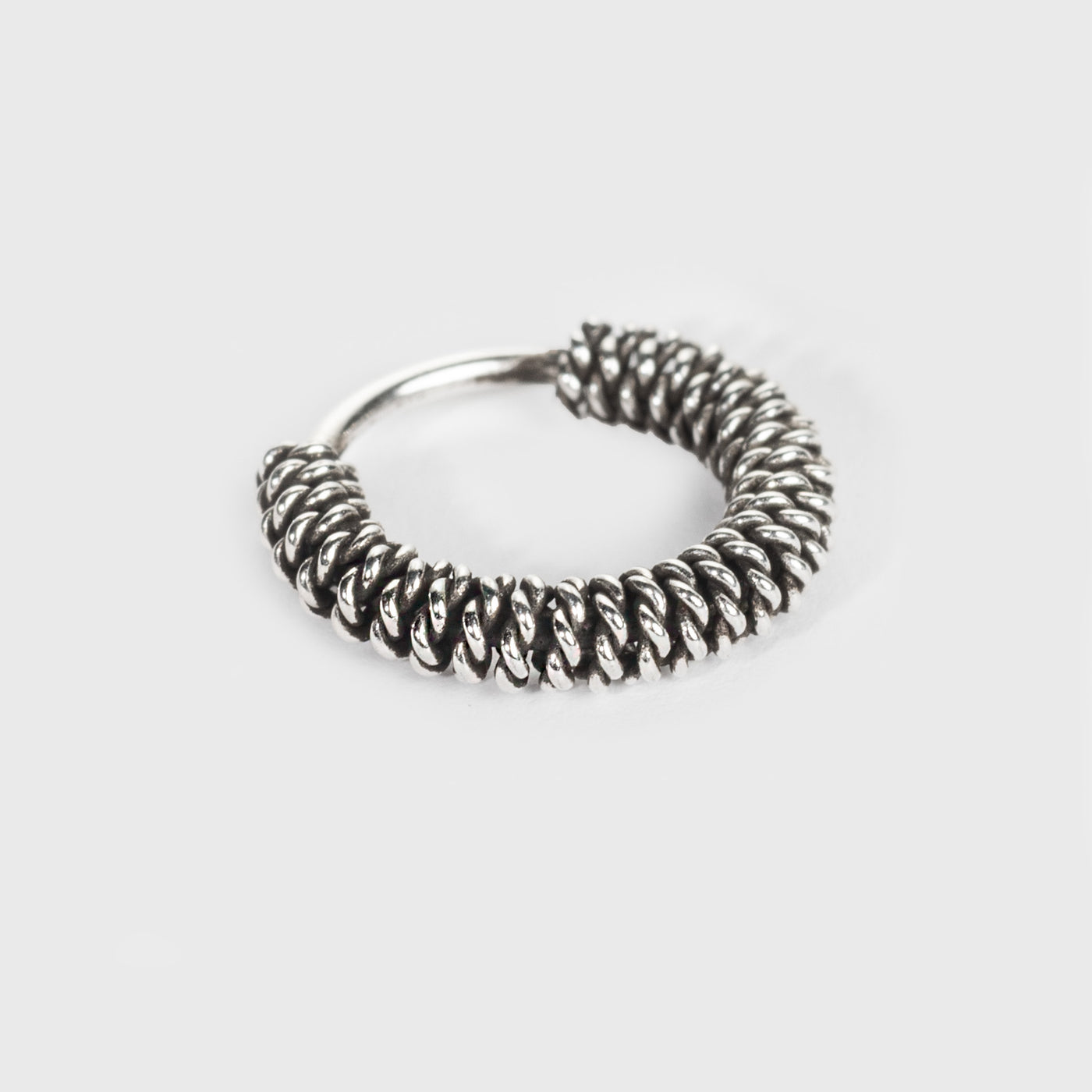Näsring i silver, flätad med oxiderad yta