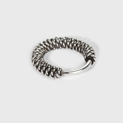Näsring i silver, flätad med oxiderad yta