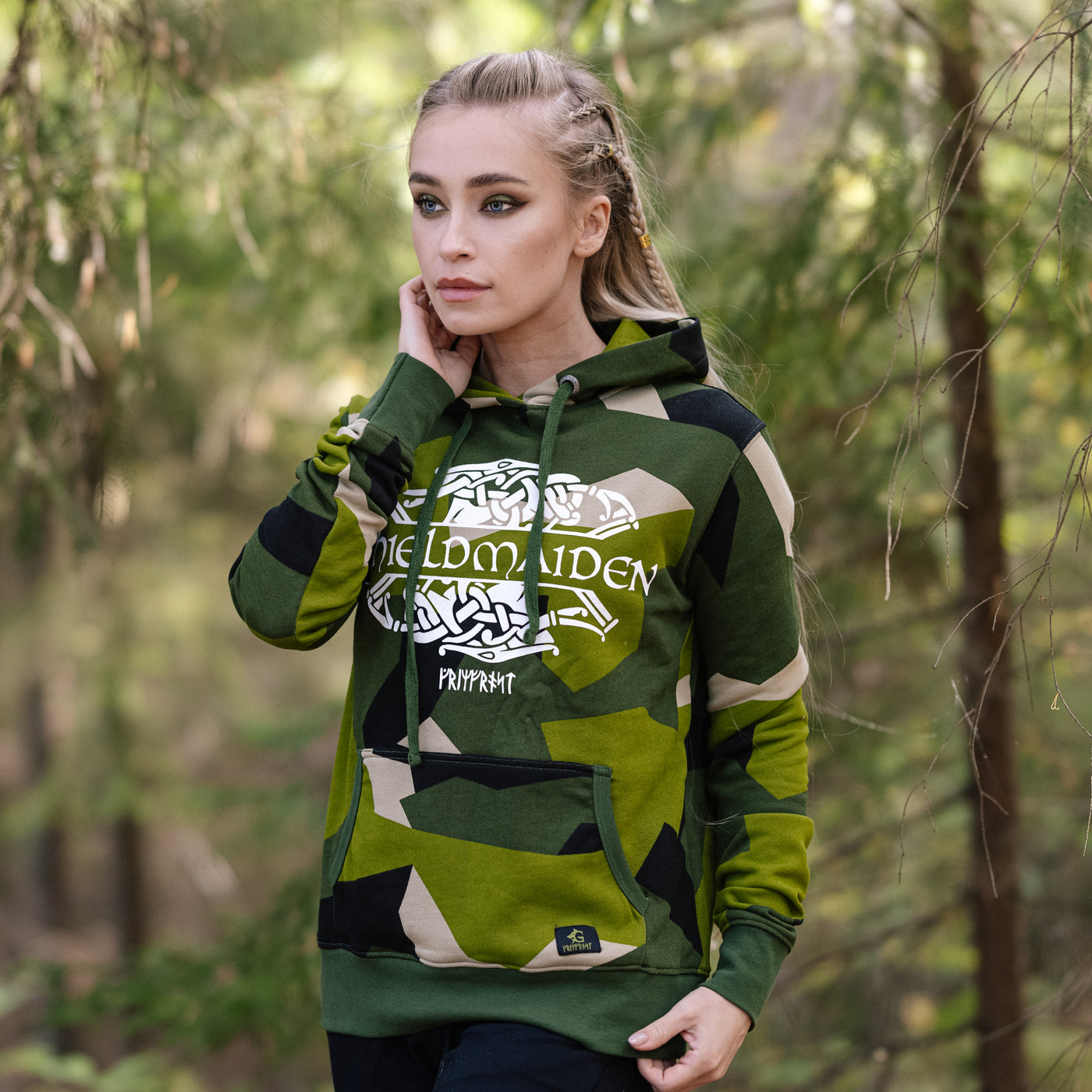 Premium pullover huvtröja för kvinnor, Shieldmaiden, M90 Grön Camo