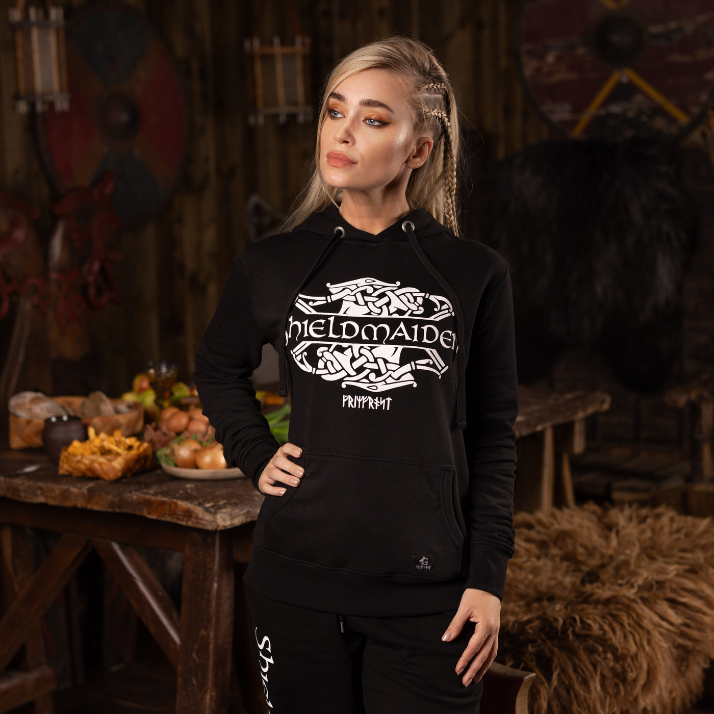 Premium pullover huvtröja för kvinnor, Shieldmaiden, Svart