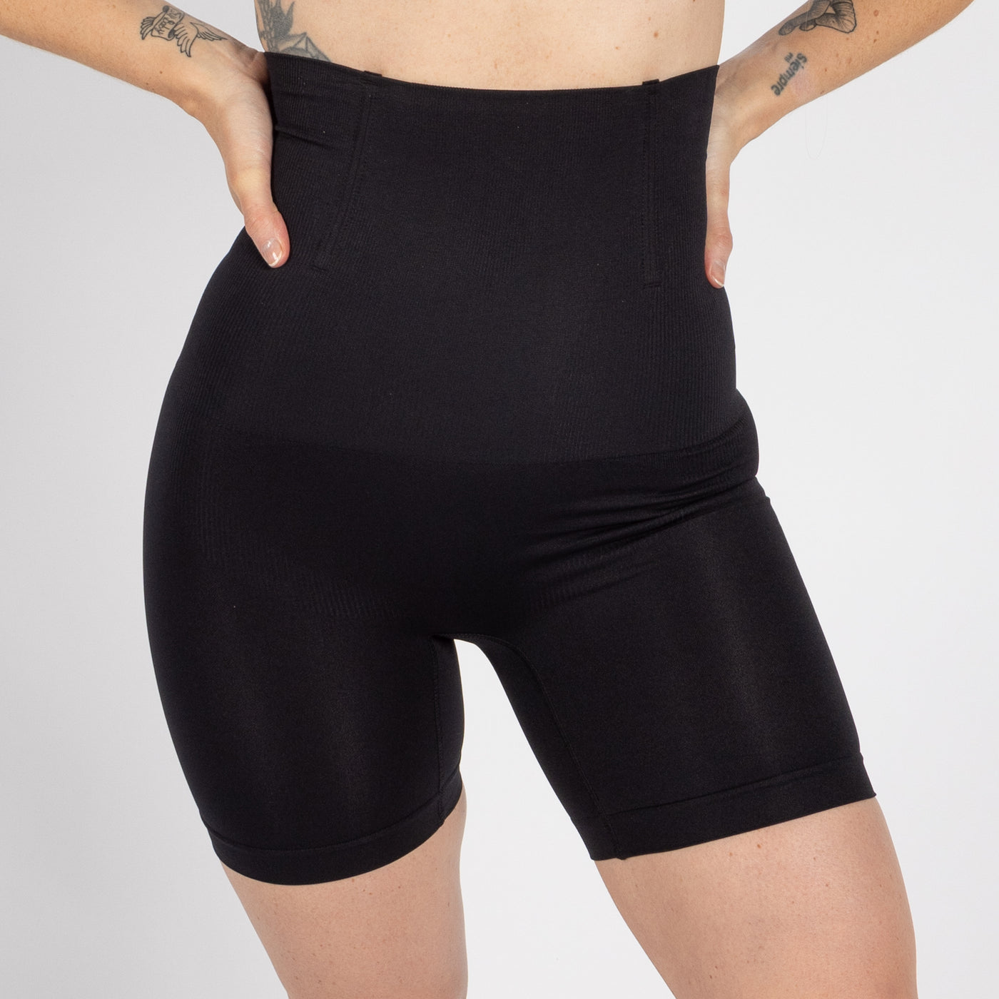 High-Waisted Mid Thigh Short, Svart