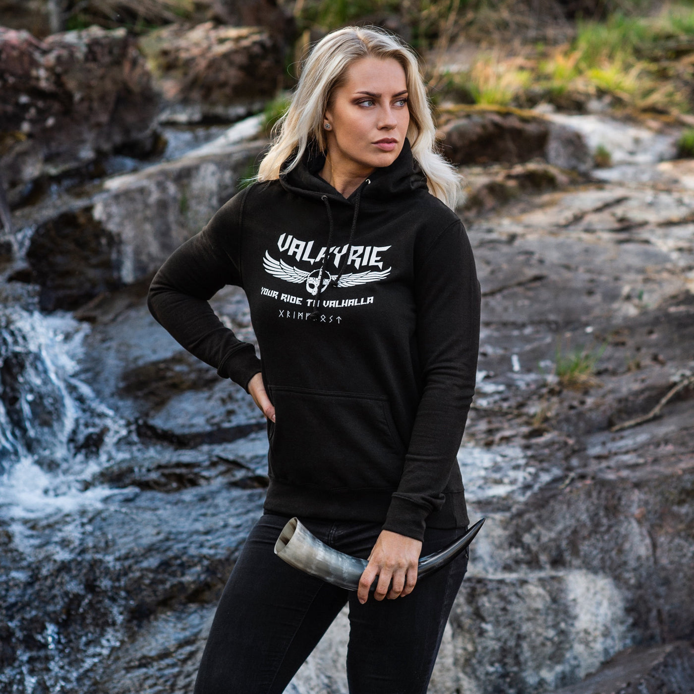 Premium pullover huvtröja för kvinnor, Valkyrie, Svart